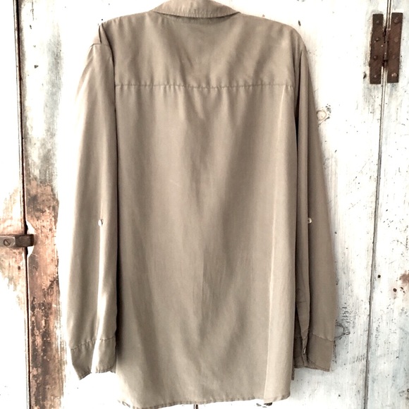 Chico’s khaki/olive long-sleeve blouse with patch pockets on front & epaulettes - Picture 9 of 15